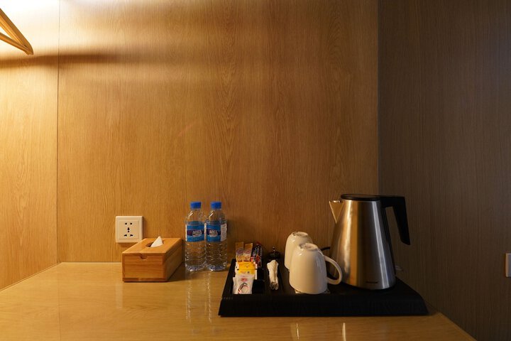 Lounge 27 of 64