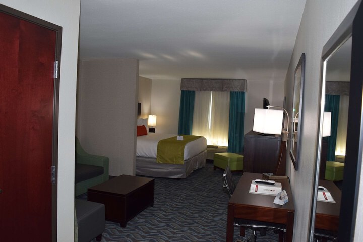 Accessible 1 King Mobility Accessible Communication Assistance Roll in Shower Microwave and Refrigerator WiFi Full Breakfast (9 of 12)