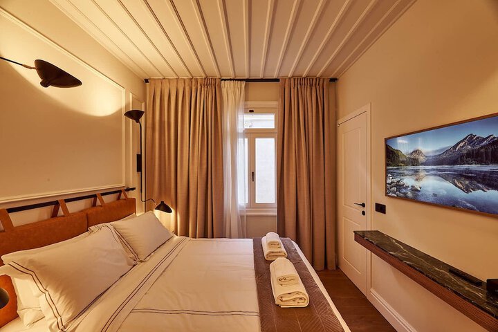 Room 11 of 28