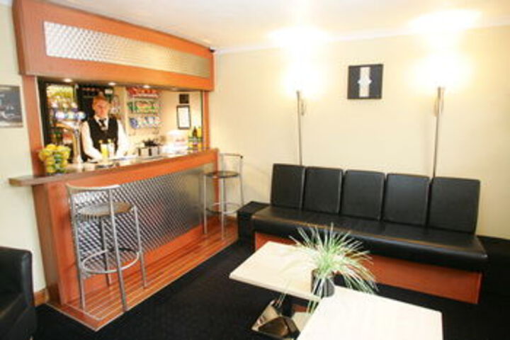 Lounge 48 of 61