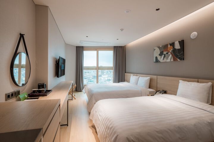 Room 9 of 106