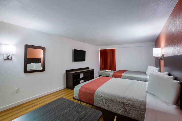 2 Queen Beds (12 of 15)