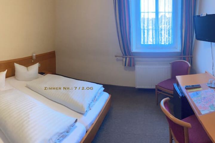 Room 32 of 106