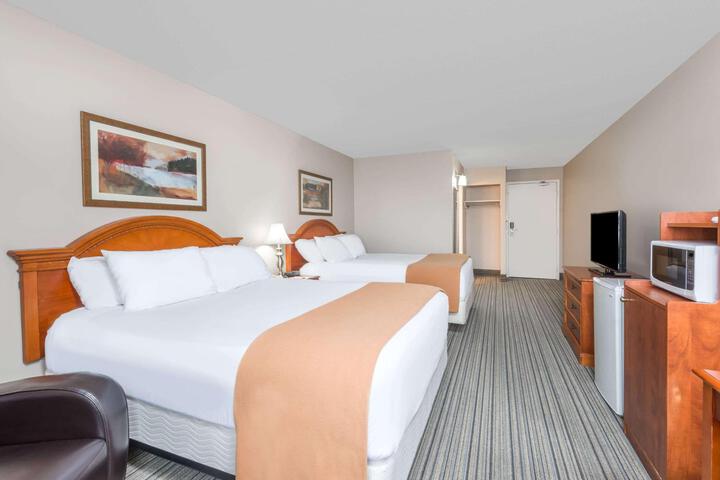 1 King Bed Business Room (1 of 13)