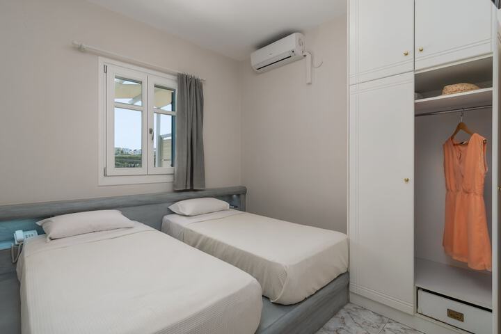 Room 4 of 115