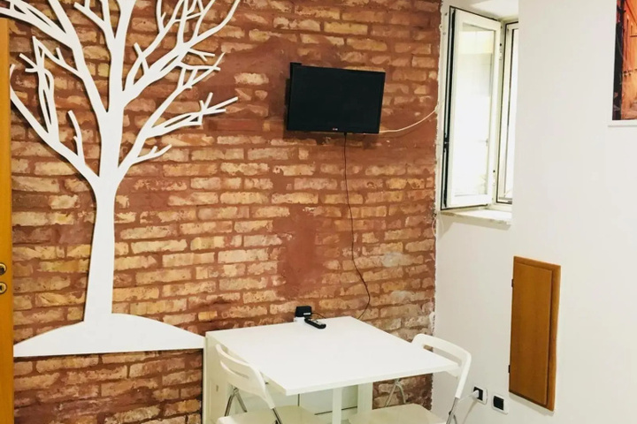 Room 4 of 9