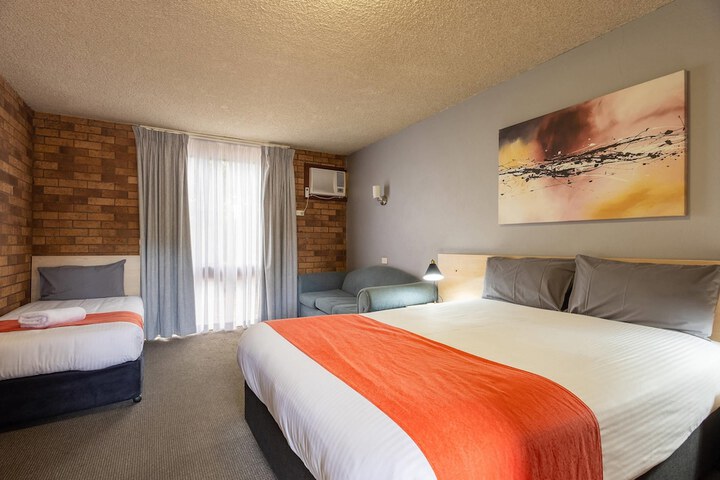 Room 25 of 42