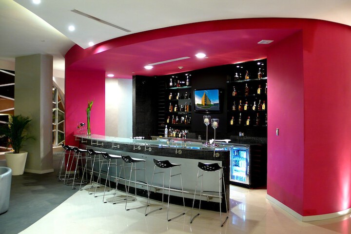 Lounge 31 of 37