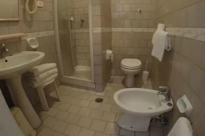 Room 16 of 34