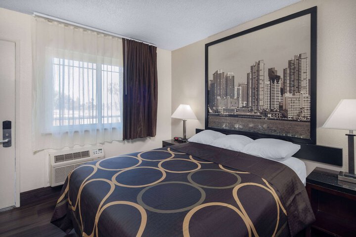 1 Queen Bed (4 of 12)