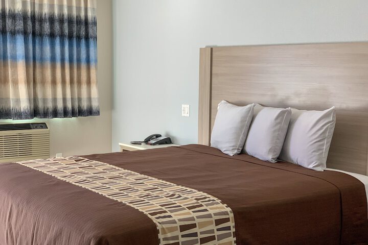 Comfort Room 1 King Bed (1 of 24)