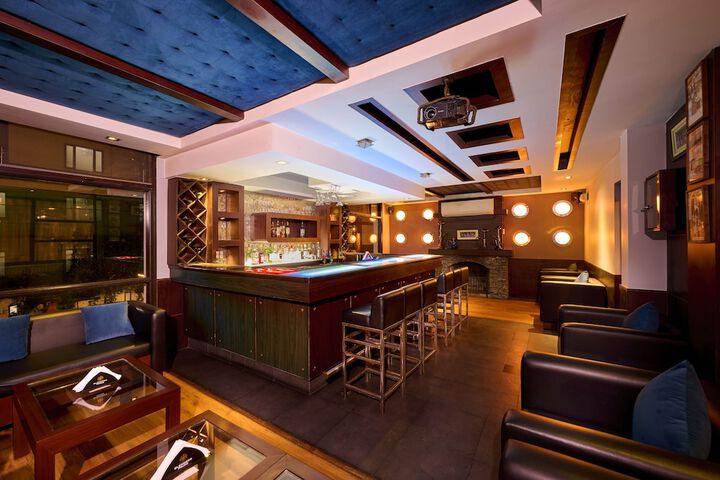 Lounge 33 of 36
