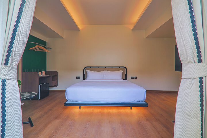 Room 3 of 102
