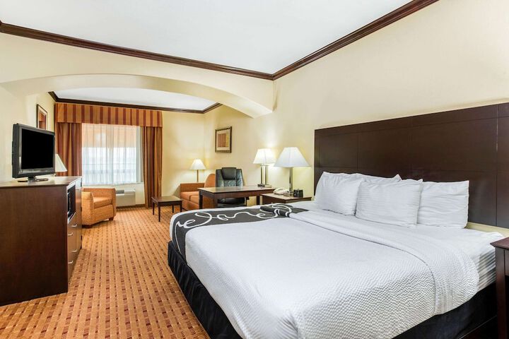 1 King Bed Deluxe (5 of 9)