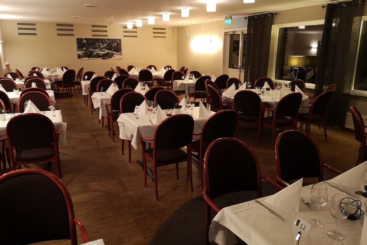 Dining 30 of 44