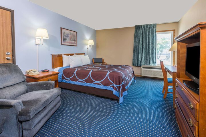 1 Queen Bed (8 of 18)