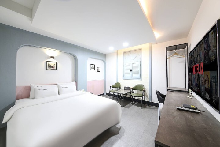 Room 2 of 27