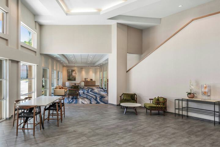 Lobby lounge