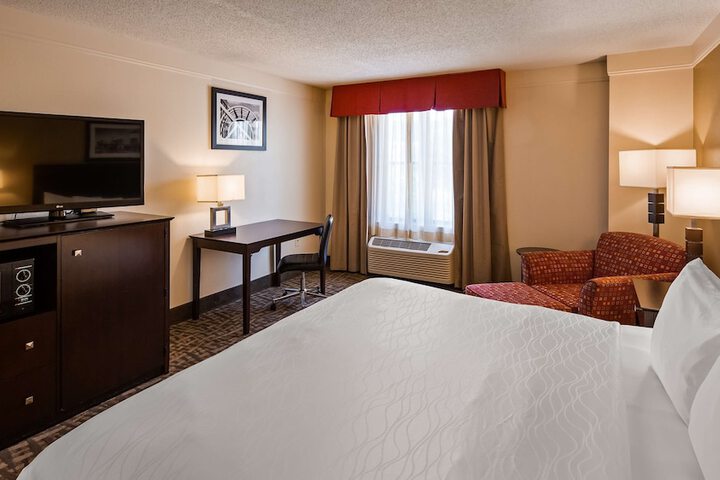 1 King Bed Pillowtop Bed Microwave and Refrigerator Full Breakfast (11 of 14)