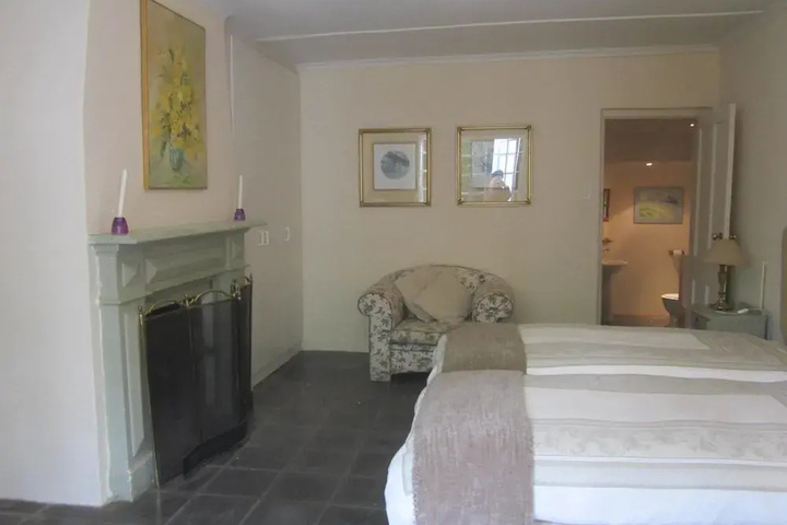 Room 2 of 16