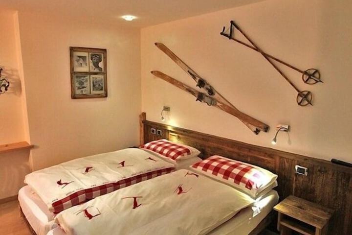 Room 9 of 32