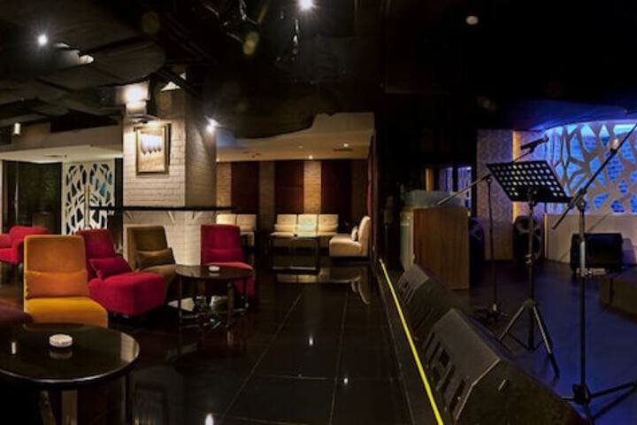 Lounge 51 of 57
