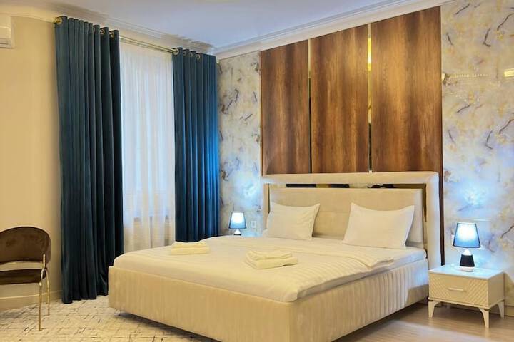 Room 6 of 8