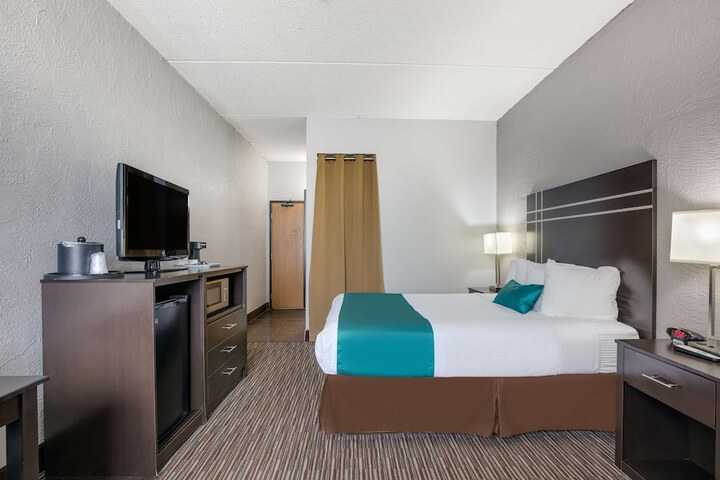 1 Queen Bed Mobility Accessible Communication Assistance Bathtub Full Breakfast (15 of 17)