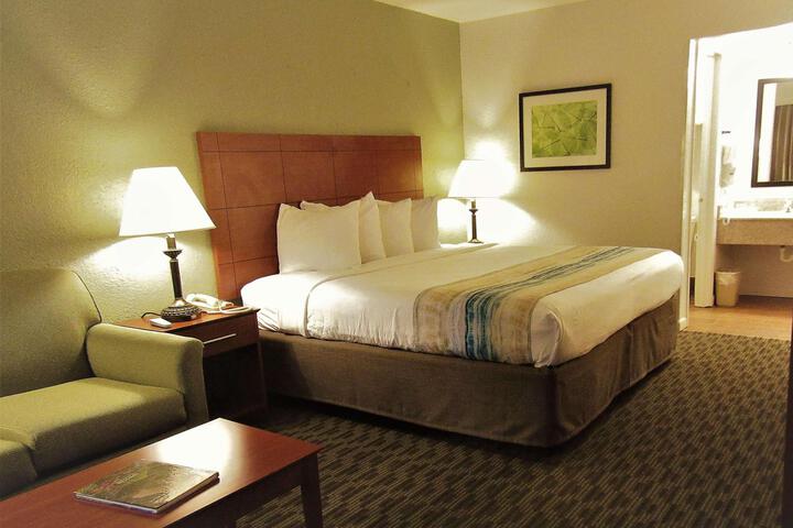 Access1 Kingmobilityaccessrollinshowersofamicrowaveandrefrigeratorwifinosmokfullbreakfast (3 of 15)
