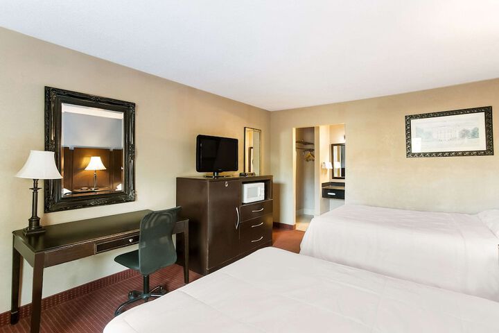 2 Queen Beds (2 of 7)