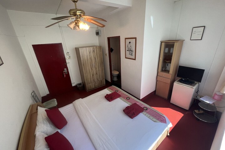 Room 21 of 62