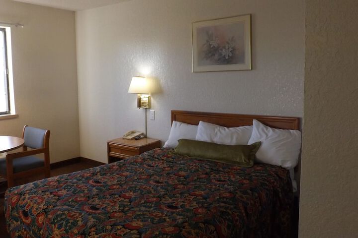 1 Queen Bed (5 of 8)