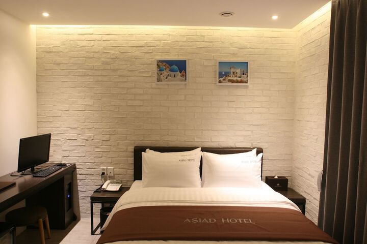 Room 3 of 32