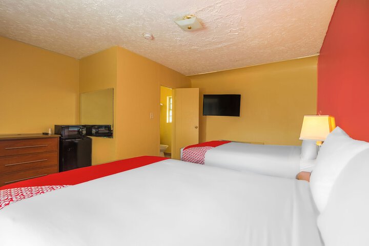 1 Queen Bed (2 of 17)