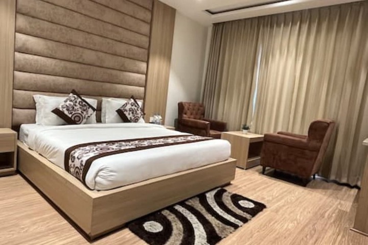 Room 4 of 10