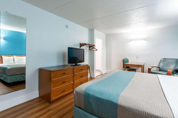 1 King Bed (7 of 8)