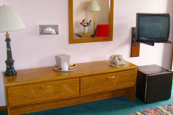 1 Queen Bed (6 of 9)
