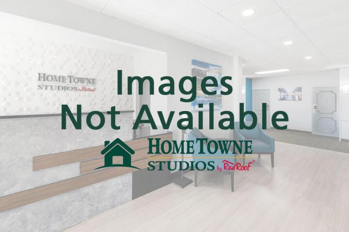 HomeTowne Studios by Red Roof Chantilly in Chantilly, VA