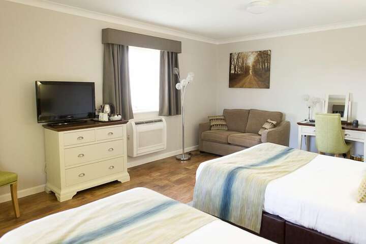 Room 10 of 32