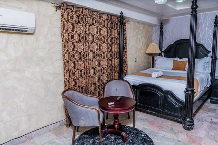 Room 6 of 40