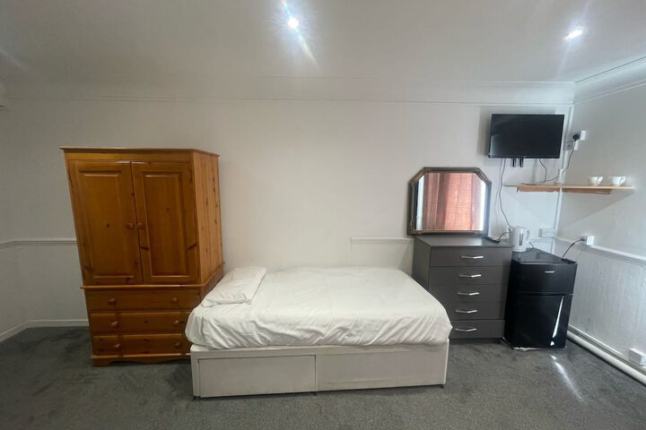 Room 4 of 8