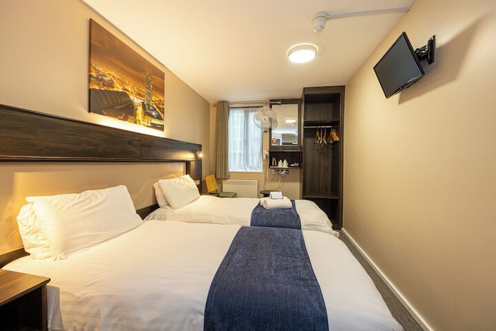 Room 4 of 12