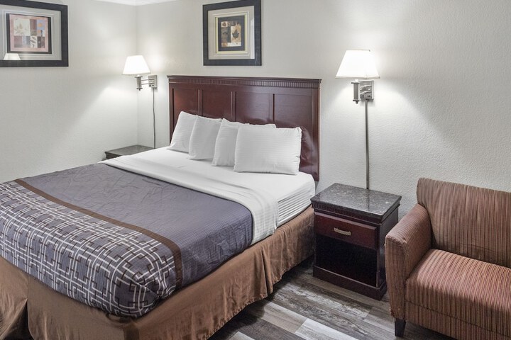 1 King Bed (11 of 12)