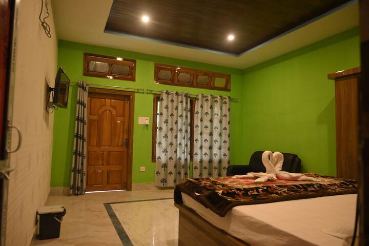 Room 5 of 9