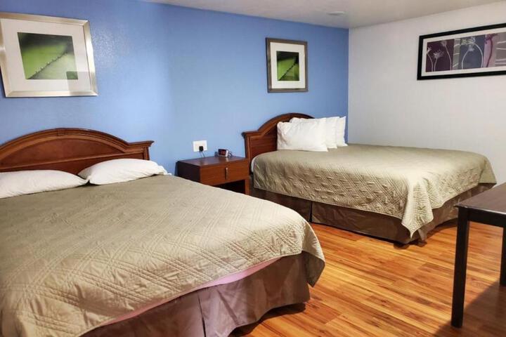 1 Queen Bed (10 of 11)