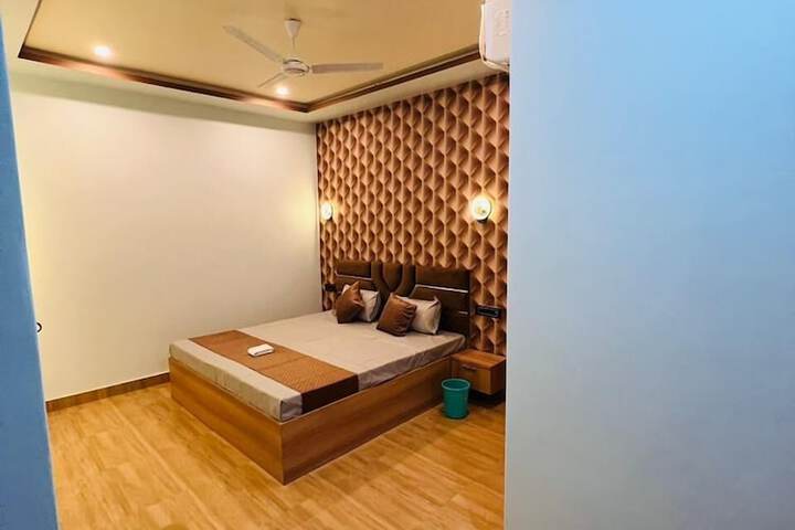 Room 6 of 17