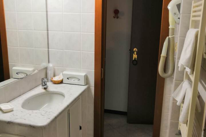 Room 11 of 28