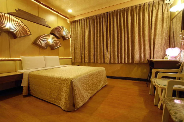 Room 4 of 8