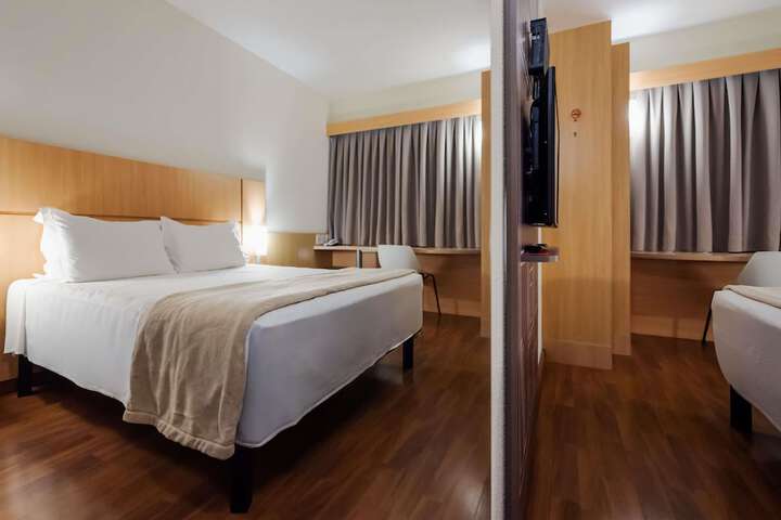 Room 43 of 141