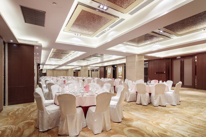 Ballroom/Hall 72 of 88
